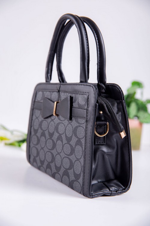 شنطة نسائية لون أسود بجيوب داخلية مع حزام طويل