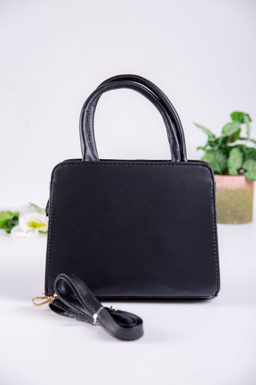 شنطة نسائية لون أسود بجيوب داخلية مع حزام طويل