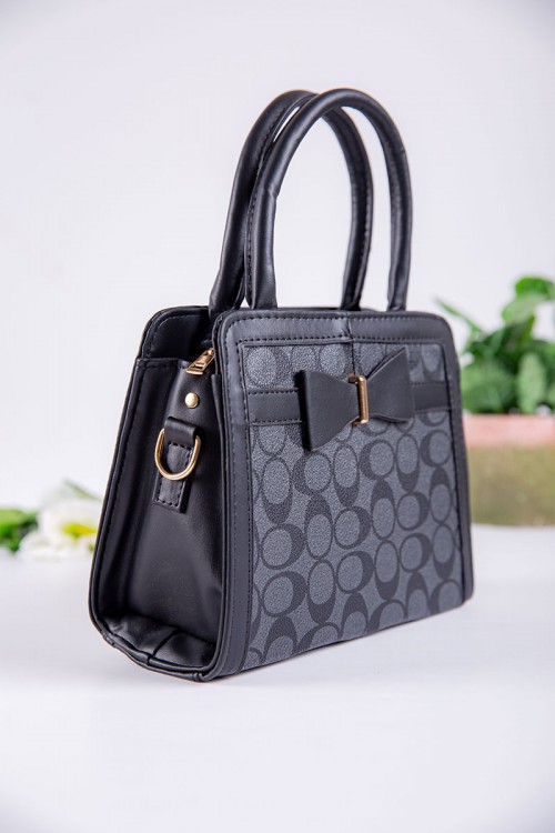 شنطة نسائية لون أسود بجيوب داخلية مع حزام طويل