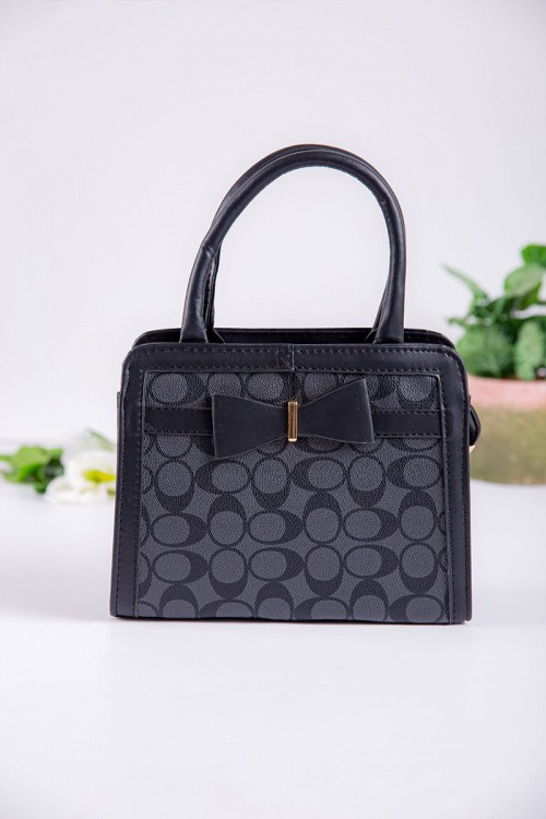 شنطة نسائية لون أسود بجيوب داخلية مع حزام طويل