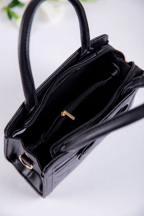 شنطة نسائية لون أسود بجيوب داخلية مع حزام طويل