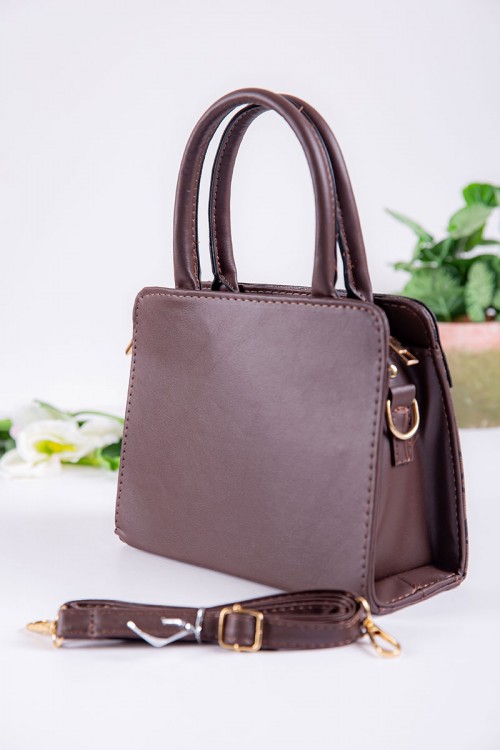 شنطة نسائية لون بني بجيوب داخلية مع حزام طويل