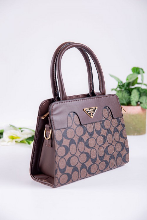 شنطة نسائية لون بني بجيوب داخلية مع حزام طويل