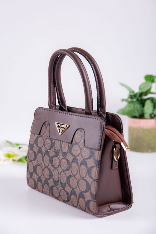 شنطة نسائية لون بني بجيوب داخلية مع حزام طويل