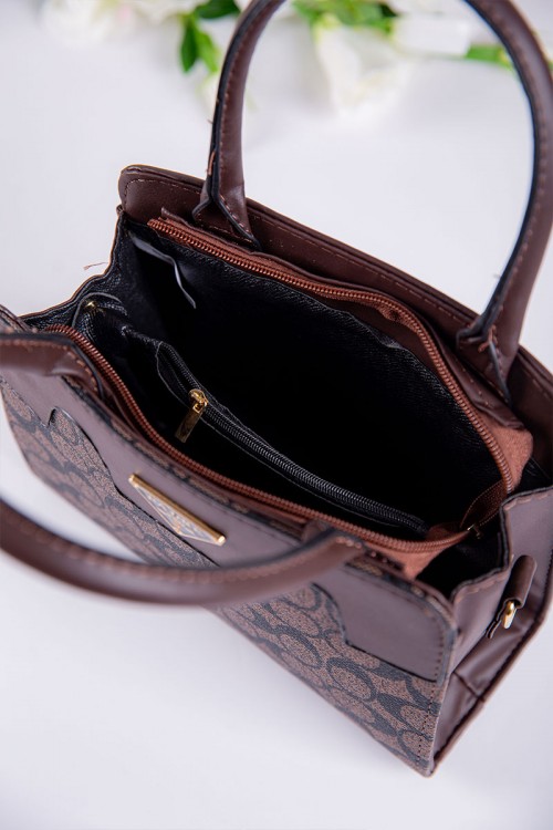 شنطة نسائية لون بني بجيوب داخلية مع حزام طويل