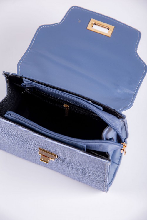 شنطة نسائية لون سماوي بجيوب داخلية مع حزام طويل