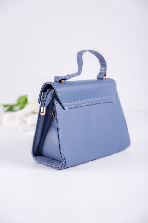 شنطة نسائية لون سماوي بجيوب داخلية مع حزام طويل