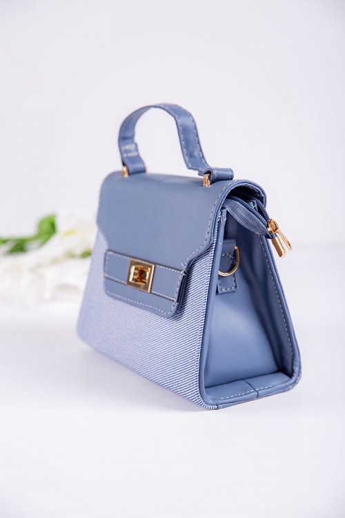 شنطة نسائية لون سماوي بجيوب داخلية مع حزام طويل