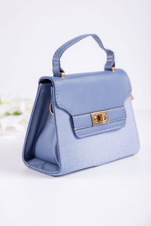 شنطة نسائية لون سماوي بجيوب داخلية مع حزام طويل