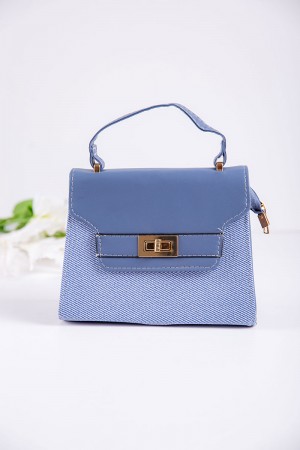 شنطة نسائية لون سماوي بجيوب داخلية مع حزام طويل 