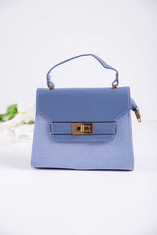 شنطة نسائية لون سماوي بجيوب داخلية مع حزام طويل