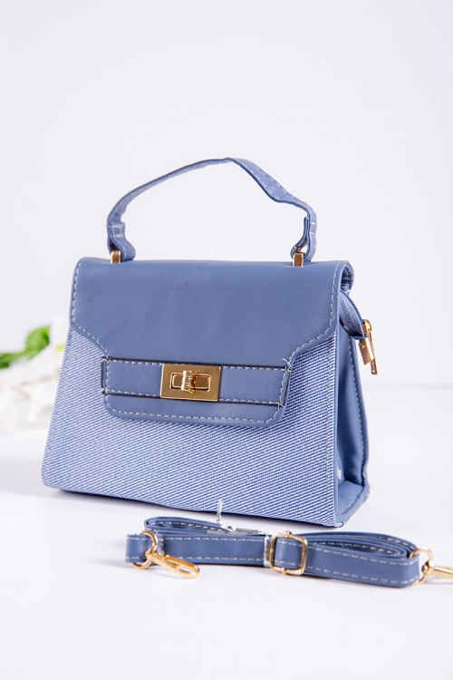 شنطة نسائية لون سماوي بجيوب داخلية مع حزام طويل