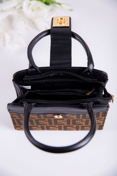 شنطة نسائية لون أسود مزينة باللون البني و بأشكال من الأمام بجيوب داخلية مع حزام طويل