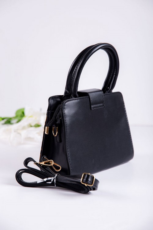 شنطة نسائية لون أسود مزينة باللون البني و بأشكال من الأمام بجيوب داخلية مع حزام طويل