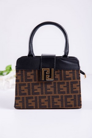 شنطة نسائية لون أسود مزينة باللون البني و بأشكال من الأمام بجيوب داخلية مع حزام طويل