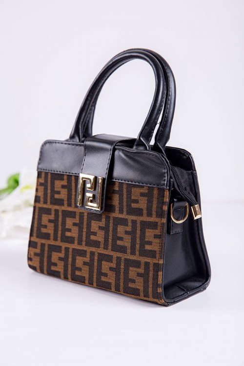 شنطة نسائية لون أسود مزينة باللون البني و بأشكال من الأمام بجيوب داخلية مع حزام طويل