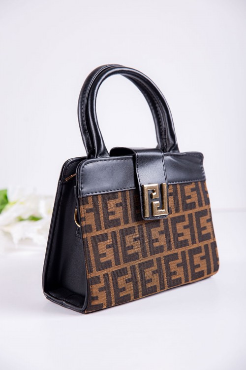 شنطة نسائية لون أسود مزينة باللون البني و بأشكال من الأمام بجيوب داخلية مع حزام طويل