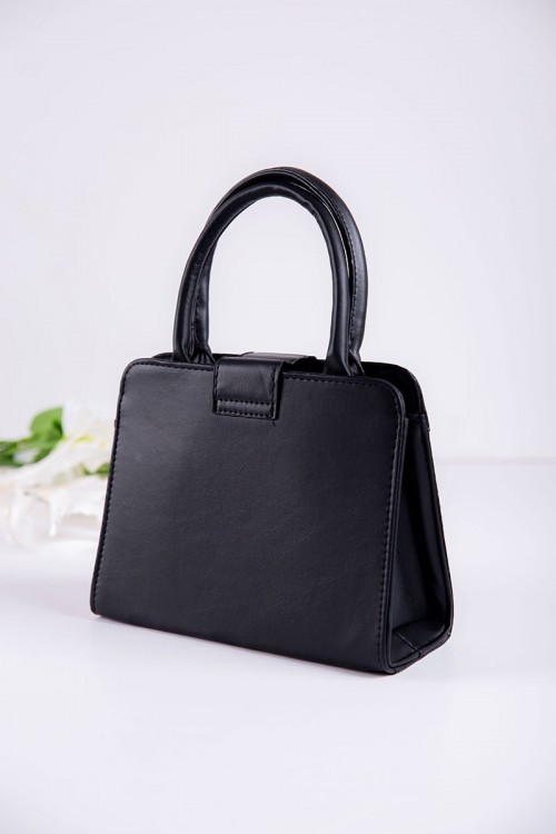 شنطة نسائية لون أسود مزينة باللون البني و بأشكال من الأمام بجيوب داخلية مع حزام طويل