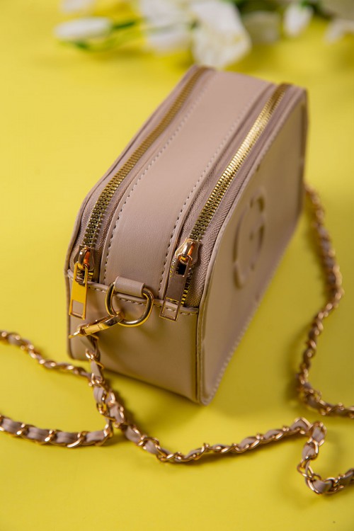 شنطة نسائية لون بيج غامق بجيوب مع سلسال ذهبي طويل