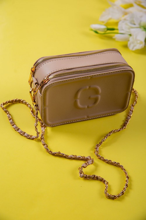 شنطة نسائية لون بيج غامق بجيوب مع سلسال ذهبي طويل