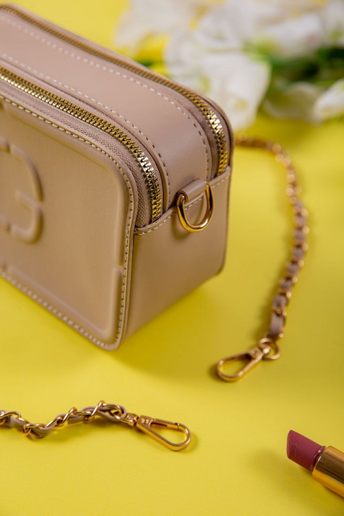 شنطة نسائية لون بيج غامق بجيوب مع سلسال ذهبي طويل