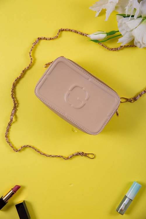 شنطة نسائية لون بيج غامق بجيوب مع سلسال ذهبي طويل