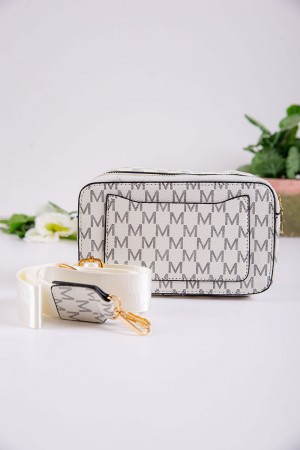 شنطة نسائية لون أبيض مزينة بحرف الـ M بجيوب من الخارج و الداخل مع حزام طويل 