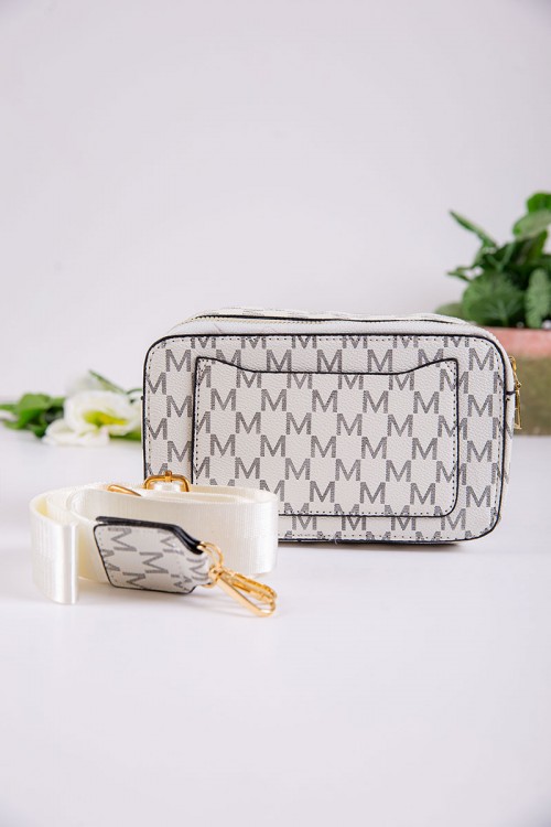 شنطة نسائية لون أبيض مزينة بحرف الـ M بجيوب من الخارج و الداخل مع حزام طويل