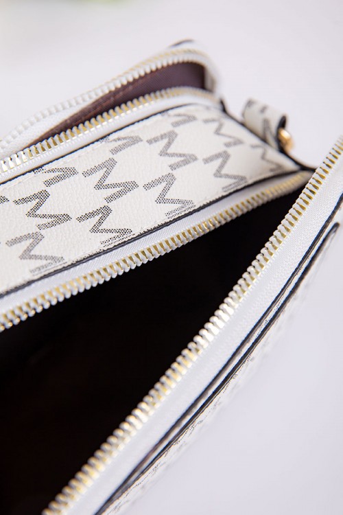 شنطة نسائية لون أبيض مزينة بحرف الـ M بجيوب من الخارج و الداخل مع حزام طويل