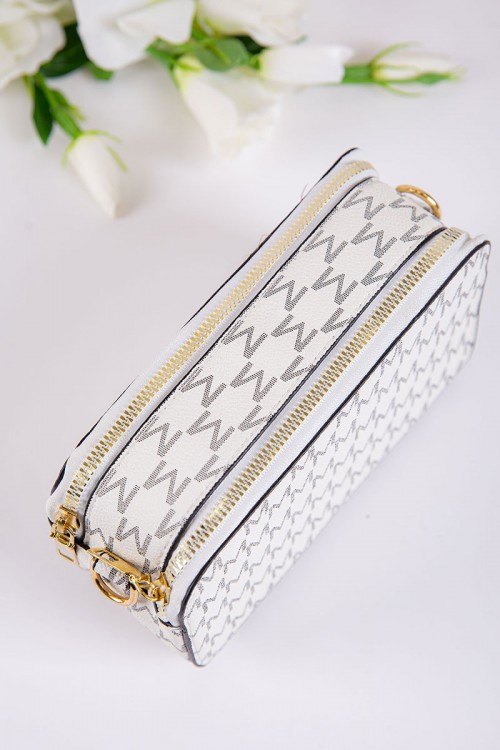 شنطة نسائية لون أبيض مزينة بحرف الـ M بجيوب من الخارج و الداخل مع حزام طويل