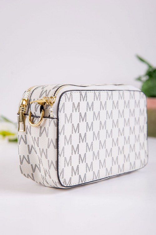 شنطة نسائية لون أبيض مزينة بحرف الـ M بجيوب من الخارج و الداخل مع حزام طويل
