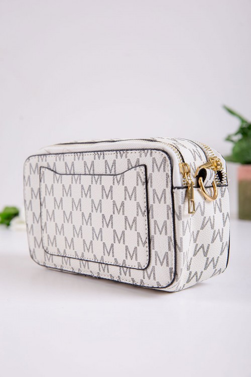 شنطة نسائية لون أبيض مزينة بحرف الـ M بجيوب من الخارج و الداخل مع حزام طويل