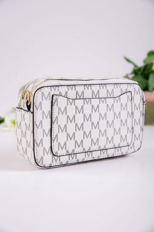 شنطة نسائية لون أبيض مزينة بحرف الـ M بجيوب من الخارج و الداخل مع حزام طويل