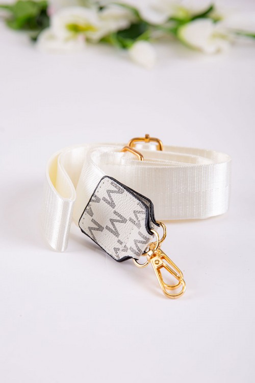 شنطة نسائية لون أبيض مزينة بحرف الـ M بجيوب من الخارج و الداخل مع حزام طويل