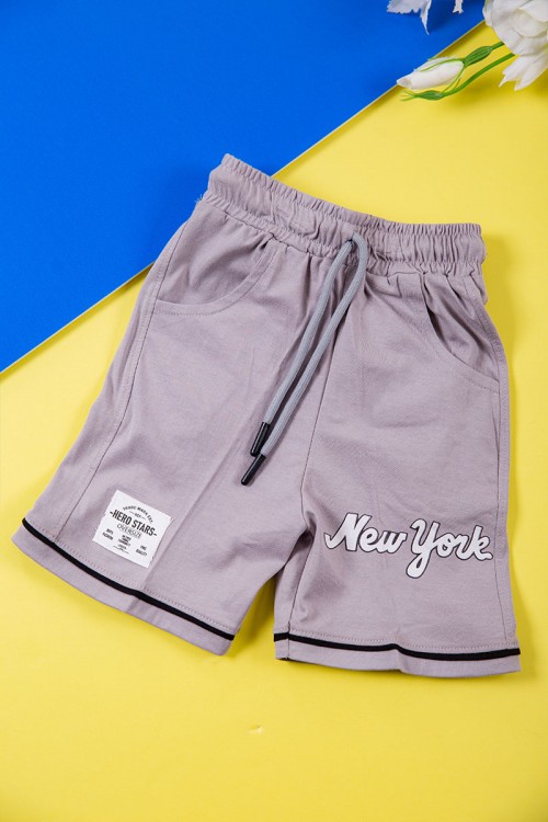 طقم ولادي قطعتين لون رمادي تيشيرت بكتابات و طبعات من الأمام و شورت برباط في الخصر و جيوب من الجانبين