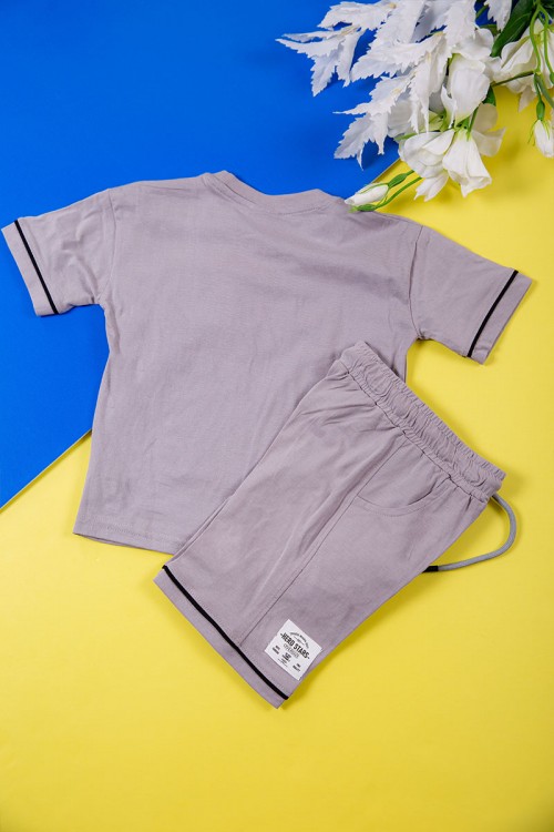 طقم ولادي قطعتين لون رمادي تيشيرت بكتابات و طبعات من الأمام و شورت برباط في الخصر و جيوب من الجانبين