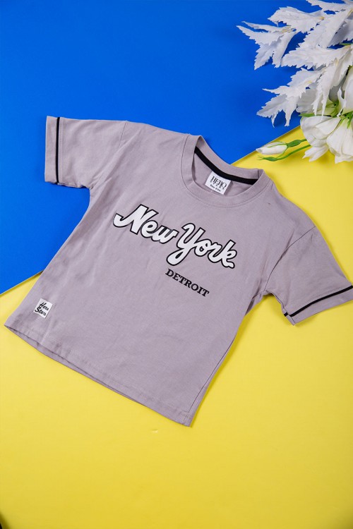 طقم ولادي قطعتين لون رمادي تيشيرت بكتابات و طبعات من الأمام و شورت برباط في الخصر و جيوب من الجانبين