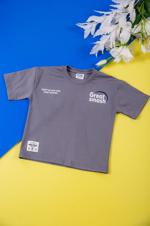 طقم ولادي قطعتين لون رصاصي تيشيرت بكتابات و طبعات من الأمام و الخلف و بنطلون طويل برباط في الخصر و جيوب من الجانبين