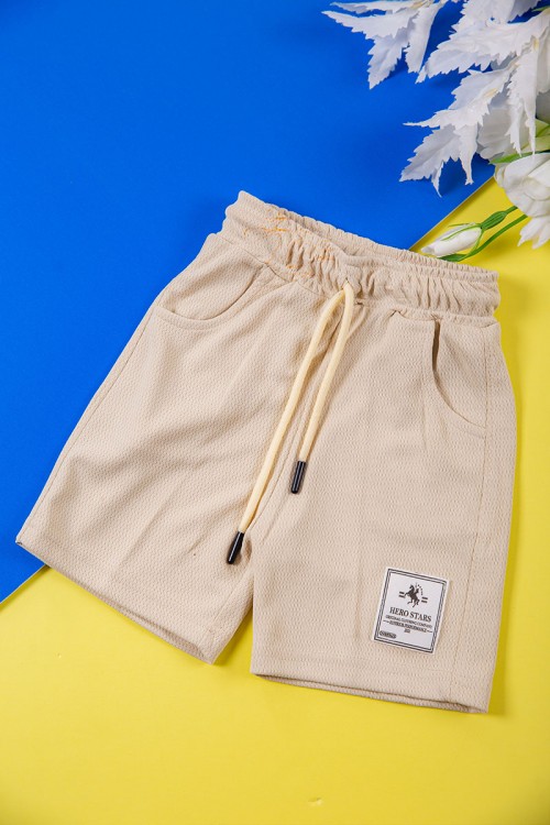 طقم ولادي قطعتين لون بيج تيشيرت بكتابات و طبعات من الأمام و شورت برباط في الخصر و جيوب من الجانبين