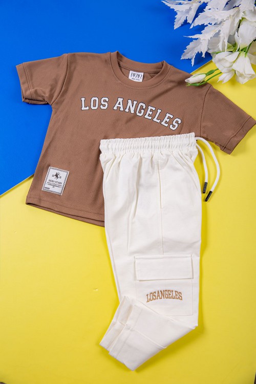 طقم ولادي قطعتين تيشيرت لون بني بكتابات و طبعات من الأمام و بنطلون طويل لون سكري برباط في الخصر و جيب من الجنب