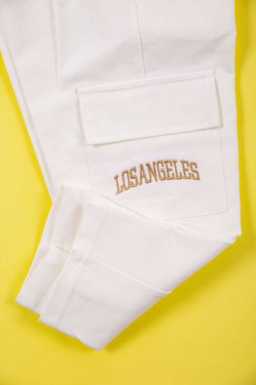 طقم ولادي قطعتين تيشيرت لون بني بكتابات و طبعات من الأمام و بنطلون طويل لون سكري برباط في الخصر و جيب من الجنب