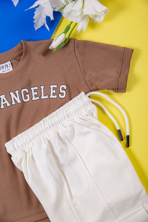 طقم ولادي قطعتين تيشيرت لون بني بكتابات و طبعات من الأمام و بنطلون طويل لون سكري برباط في الخصر و جيب من الجنب