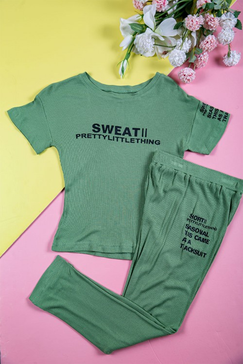 بيجاما بناتي قطعتين متعددة الألوان تيشيرت مزين بكتابات من الأمام و الأكمام و بنطلون طويل برباط في الخصر مزين بكتابات