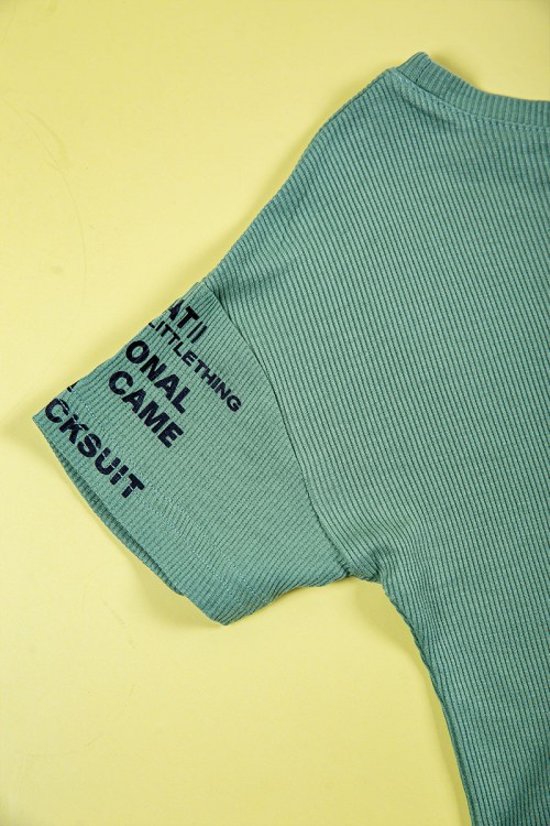 بيجاما بناتي قطعتين متعددة الألوان تيشيرت مزين بكتابات من الأمام و الأكمام و بنطلون طويل برباط في الخصر مزين بكتابات