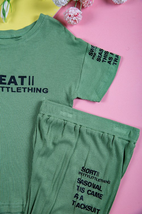 بيجاما بناتي قطعتين متعددة الألوان تيشيرت مزين بكتابات من الأمام و الأكمام و بنطلون طويل برباط في الخصر مزين بكتابات