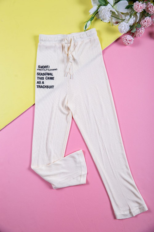 بيجاما بناتي قطعتين متعددة الألوان تيشيرت مزين بكتابات من الأمام و الأكمام و بنطلون طويل برباط في الخصر مزين بكتابات