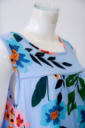 قميص نسائي قصير لون سماوي مشجر ياقة دائرية بدون أكمام