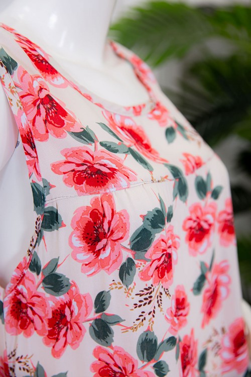 قميص نسائي قصير لون بيج مزين بالورود ياقة دائرية بدون أكمام