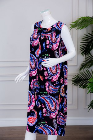 قميص نسائي قصير لون أسود مزين بزخارف ملونة ياقة دائرية بدون أكمام