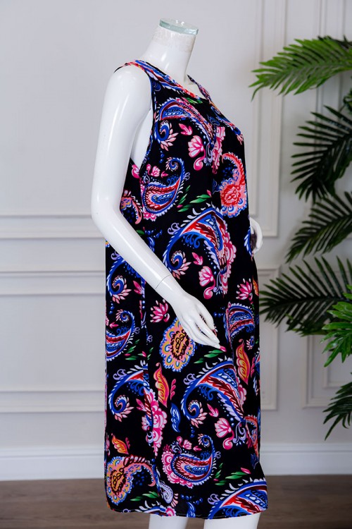 قميص نسائي قصير لون أسود مزين بزخارف ملونة ياقة دائرية بدون أكمام